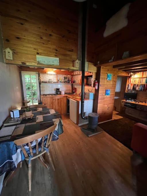 Cabane dans les bois avec vue sur les Pyrénées Saint-Laurent-de-Neste Esterno foto